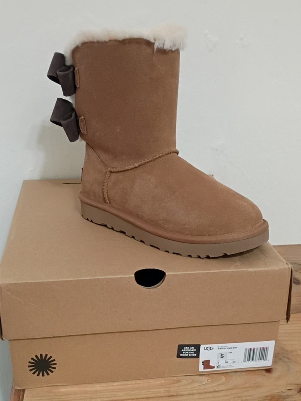 Ugg Bailey Suede Bow in Chestnut Size 5 NEW in Box